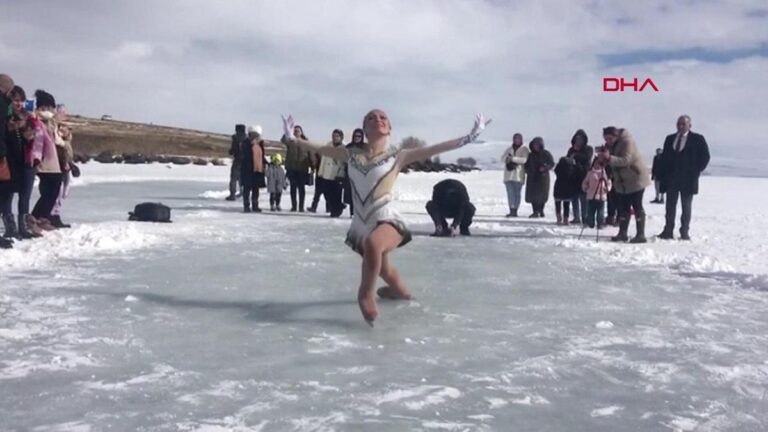 Danse de « Libération » sur le lac Çıldır, dont la surface est gelée