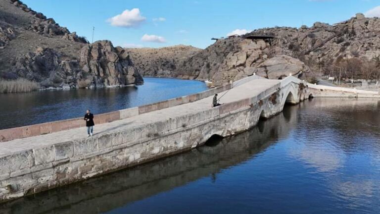 Intérêt intense pour le pont et le canyon de Çeşnigir, qui sont étroitement liés à l&rsquo;histoire et à la nature.
