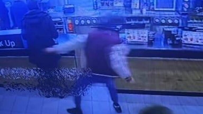 Attaque de coups de pied et de gifle contre le musicien ;  Il est mort dans les bras de sa fiancée.