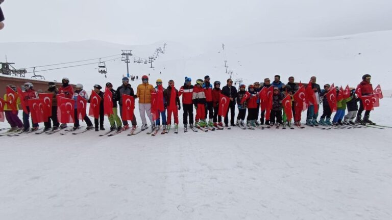 Des parachutistes ont volé pour les photographes à Bingöl
