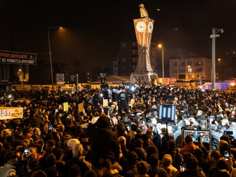 Fleurs, larmes et plantation d&rsquo;arbres à Adiyaman en souvenir du tremblement de terre en Turquie |  Séisme Turquie-Syrie