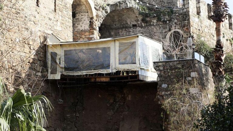 Il a été détruit sous la pluie : ce n’était pas un mur de château, c’était une construction illégale !