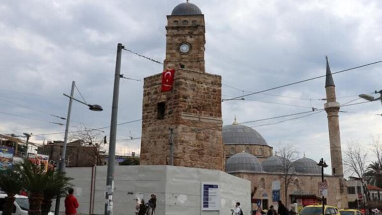 Il a été volé en 1985 !  Une horloge semblable au symbole de la ville a été installée