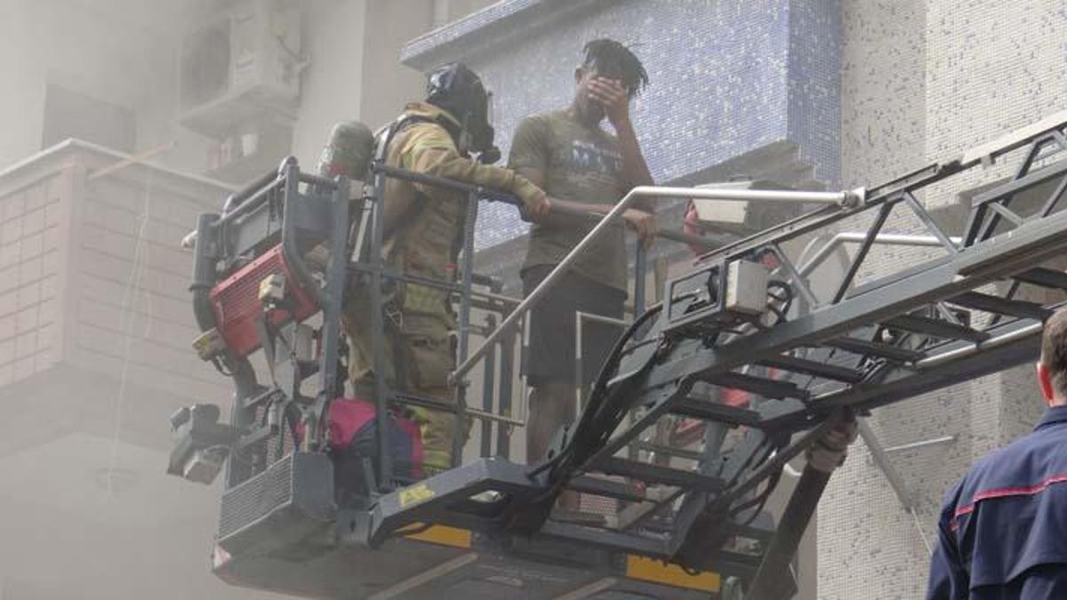 Incendie dans un immeuble de 4 étages à Avcılar ;  19 personnes ont été secourues par les pompiers