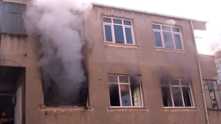 Incendie effrayant à Küçükçekmece : 1 personne touchée par la fumée