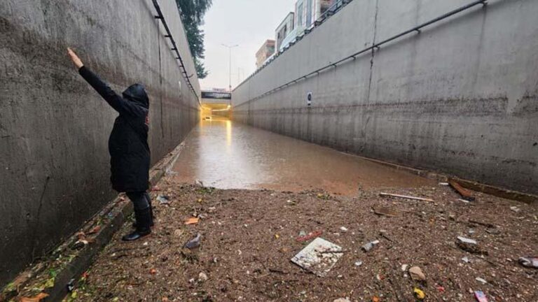 Traces du désastre dans le passage souterrain rempli d&rsquo;eau où 1 personne est morte