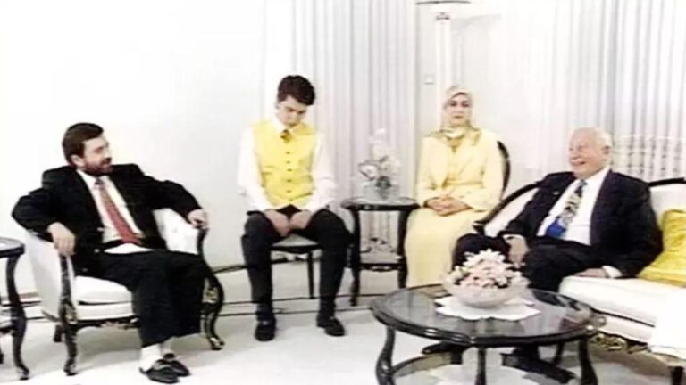 Ahmet Hakan a raconté cette nuit chez Necmettin Erbakan : Toute l'histoire d'une soirée avec des chaussettes blanches