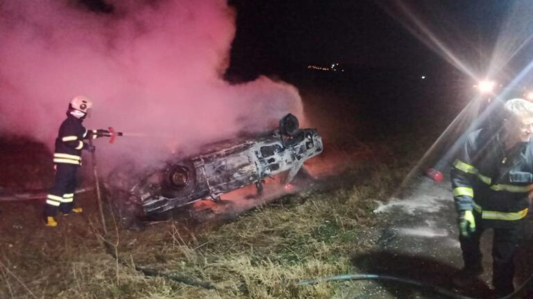 Le conducteur de la voiture qui s'est renversée et a pris feu a survécu indemne à l'accident.