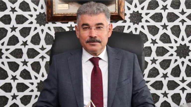 Qui est Kamil Karabörk, chef de la police provinciale de Yeni Mersin, quel âge a-t-il et quels postes a-t-il occupé ?