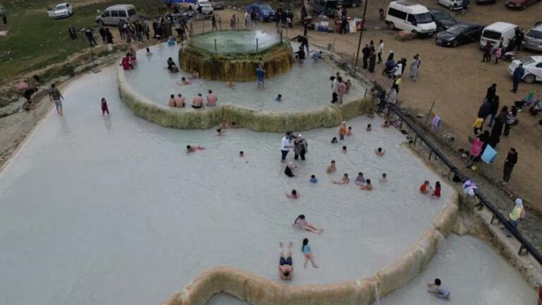 Pas Pamukkale, mais Bursa… Ils viennent en masse pour obtenir gratuitement de l'eau thermale et de la boue.