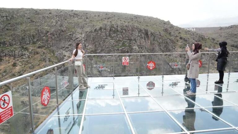 La terrasse vitrée de Niğde attire l'attention des visiteurs avec sa vue