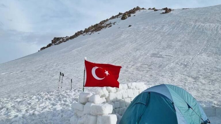 Campement d'alpinistes dans le cratère du volcan à 3177 mètres d'altitude