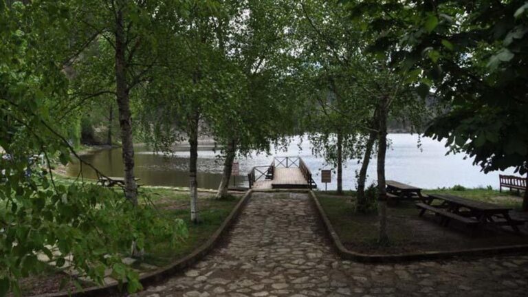 Beauté cachée dans la ville ottomane : parc naturel du lac Sunnet