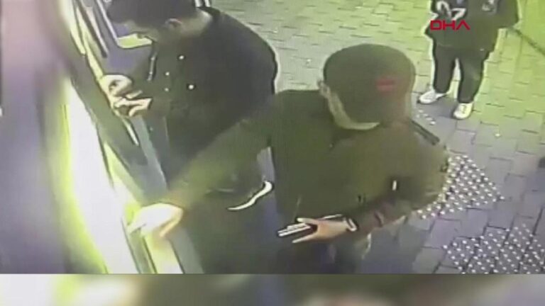 Fraude touristique devant les distributeurs automatiques !