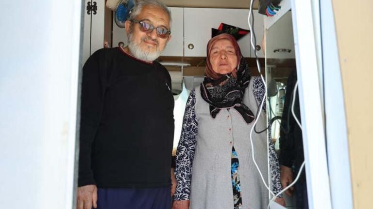 Un couple de 70 ans fait un tour en Turquie avec une caravane