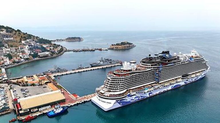 Elle a organisé son premier voyage à Kuşadası et a amené 3 mille 257 touristes.