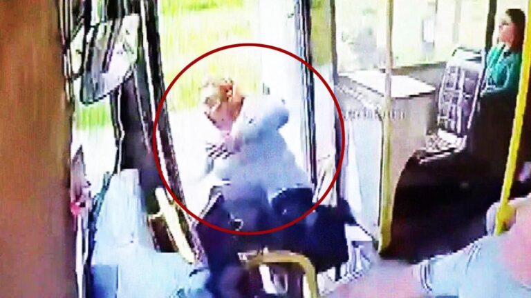 Il est tombé du bus avec la porte ouverte !  Voici ces moments…