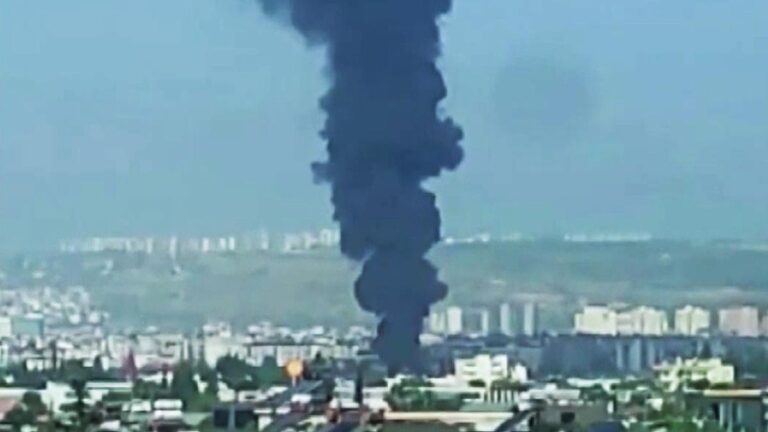 Incendie à Antalya !  Des caisses brûlées dans le jardin de l'entrepôt