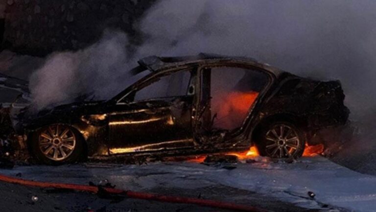 La voiture qui a heurté les barrières a pris feu : 1 mort, 5 blessés