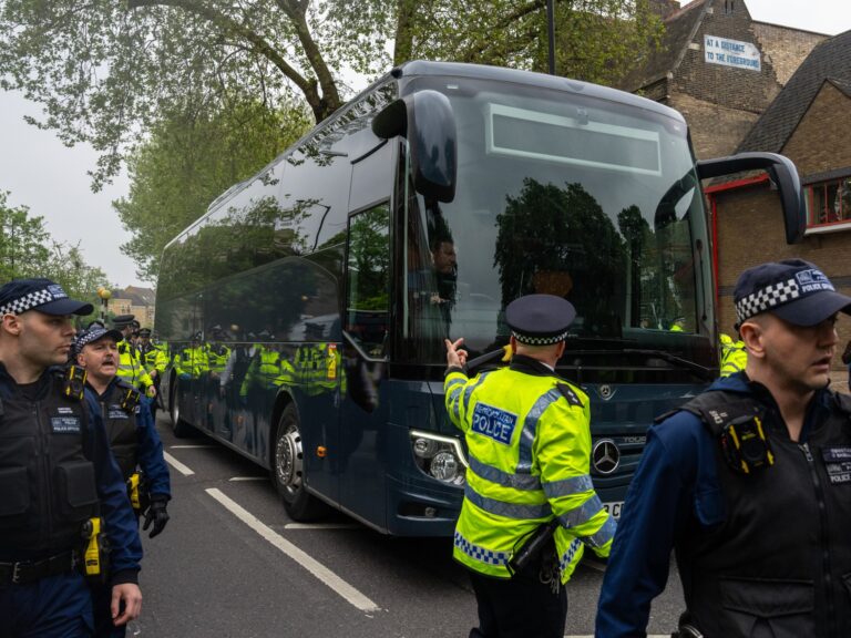 Le Royaume-Uni a commencé à procéder à des arrestations massives de personnes potentiellement expulsées du Rwanda : quelle est la prochaine étape ?