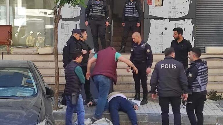 Ne parvenant pas à obtenir les appartements de l'entrepreneur avec lequel il s'était mis d'accord, il tenta de brûler le bâtiment.