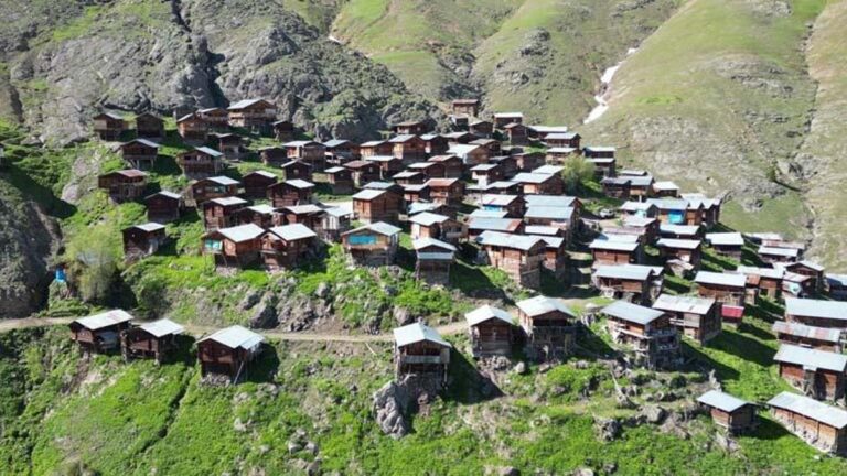 Magnifique vue printanière sur le plateau du village de Yanıklı, célèbre pour son architecture en bois