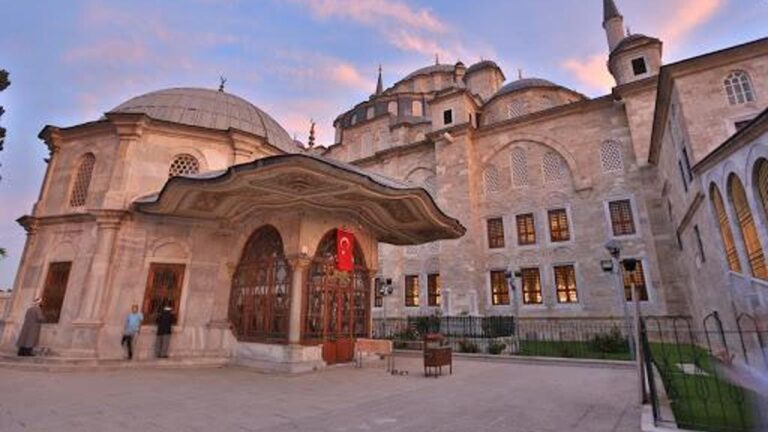 Où se trouve le tombeau de Fatih Sultan Mehmet et comment s'y rendre ? Le tombeau de Fatih est-il ouvert aux visiteurs ?