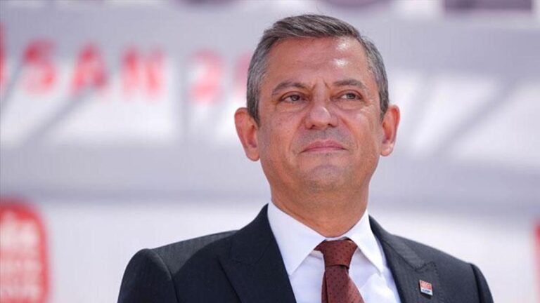 Déclaration du 11 juin du leader du CHP, Özgür Özel !  Détail du drapeau forcé lors de la visite