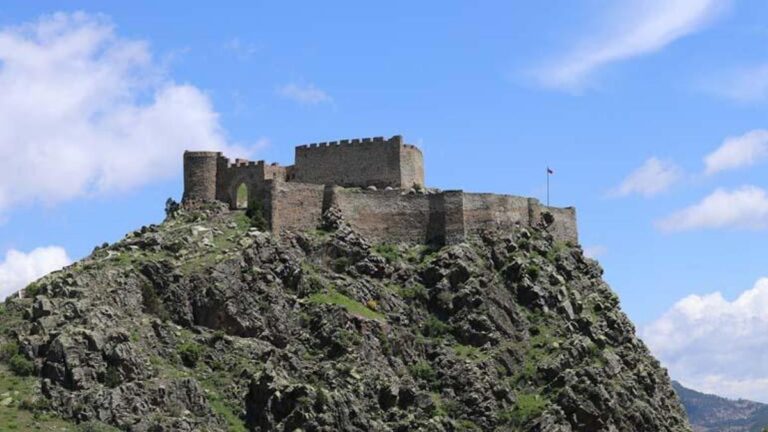 Le château de Kov à Gümüşhane défie l'histoire avec sa majesté