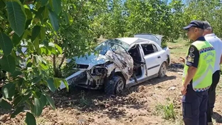 La voiture est devenue incontrôlable et s'est écrasée dans le canal d'eau, et la viande s'est éparpillée !