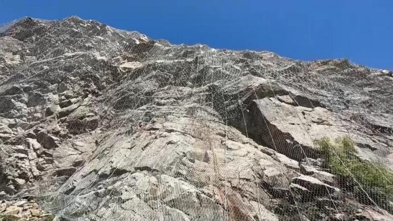 Les autoroutes sont protégées par des filets d'acier