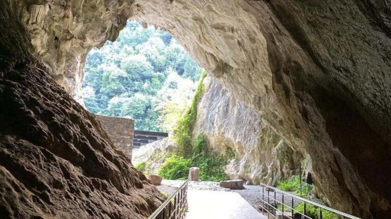 La grotte de Gökgöl a été inondée de visiteurs pendant les vacances