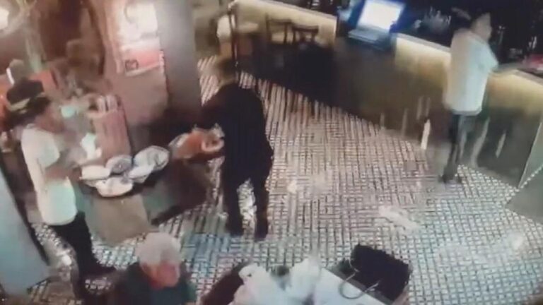 C'est ainsi que le plafond suspendu du restaurant s'est effondré !