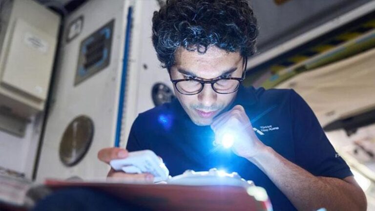 Début du voyage spatial du deuxième astronaute turc Atasever