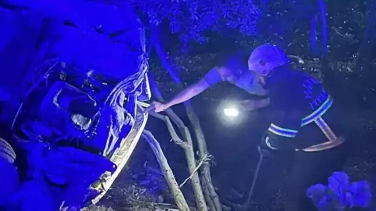 Une voiture en mouvement a volé sur le terrain : il y a des blessés