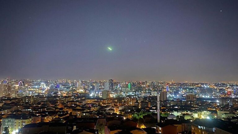 Il a été vu depuis de nombreuses villes dont Istanbul !  Un amas de lumière brillant filtré du ciel a suscité l’enthousiasme