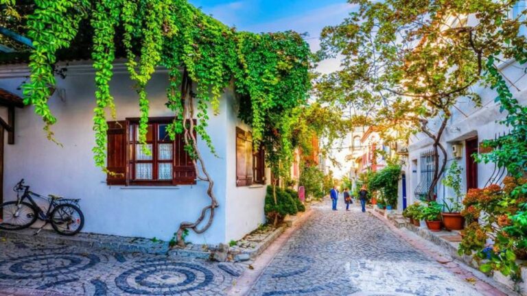 Où se trouve Bozcaada et comment s’y rendre ?  Quels sont les endroits à visiter à Bozcaada ?