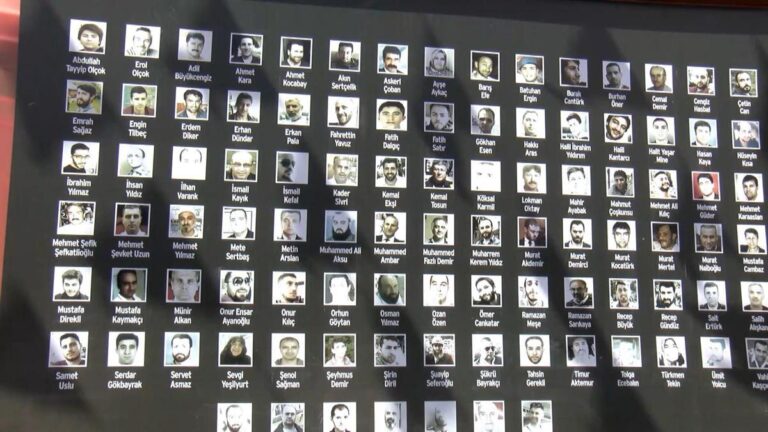 Les martyrs du 15 juillet ont été commémorés devant le bâtiment de la municipalité métropolitaine d'Istanbul