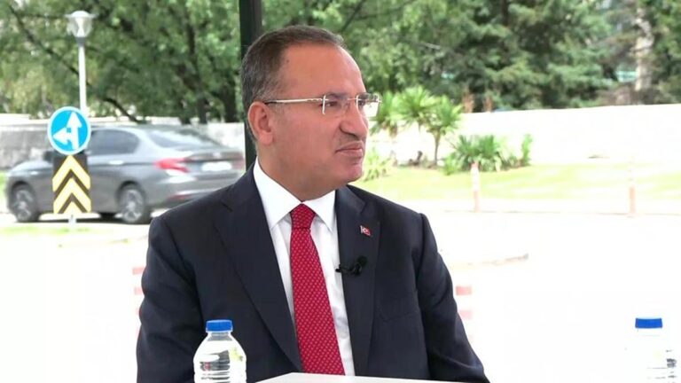 Bilan de Bekir Bozdağ du 15 juillet : CNN TÜRK a fait preuve d'une grande résistance