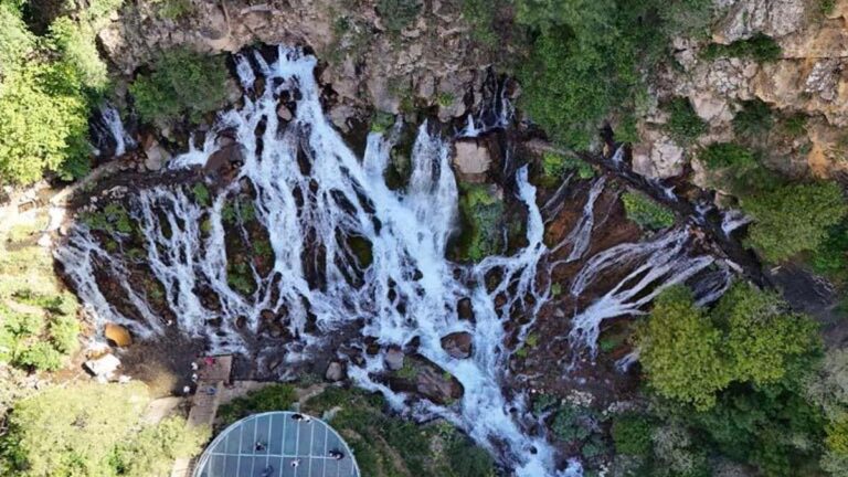 La cascade qui change les saisons : Cascade de Tomara
