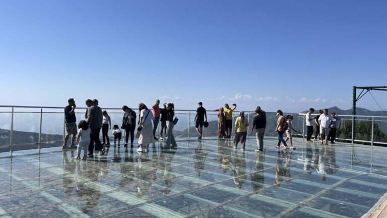 Promenade à couper le souffle sur le verre