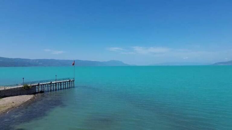 Le lac d'Iznik, recouvert de turquoise, a été enchanté