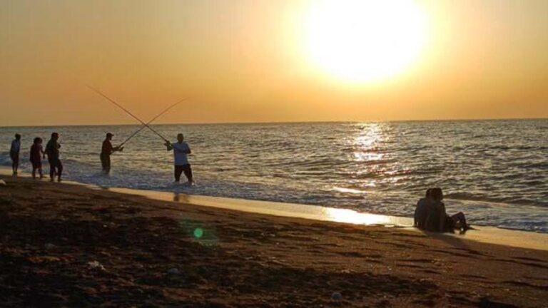 Le coucher de soleil à Akçakoca étonne ceux qui le voient