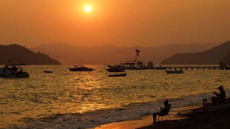 Le coucher du soleil à Fethiye a créé un festin visuel