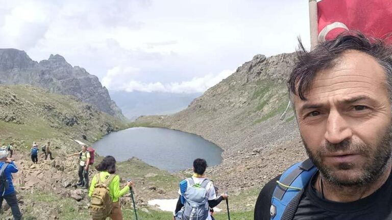 Trekking sur la neige dans les montagnes Kaçkar