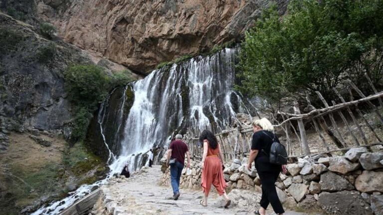 Les cascades de Kapuzbaşı, agissant comme un « climatiseur naturel », rafraîchissent ses visiteurs