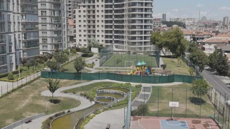 Deuxième acte du débat « terrain de jeux pour enfants » ! La direction du site l'a fermé avec des clôtures !