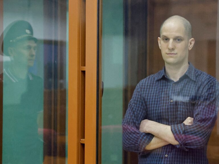 Evan Gershkovich parmi les 26 prisonniers libérés lors d'un important échange de prisonniers entre la Russie et l'Occident