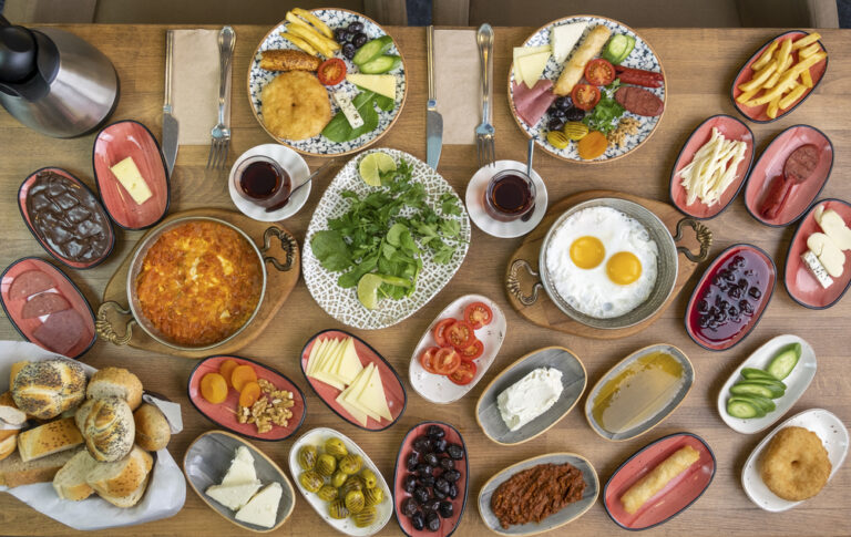 Guide du petit-déjeuner turc traditionnel : un délicieux repas du matin