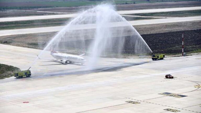 Le premier avion de ligne a atterri à l'aéroport international de Çukurova